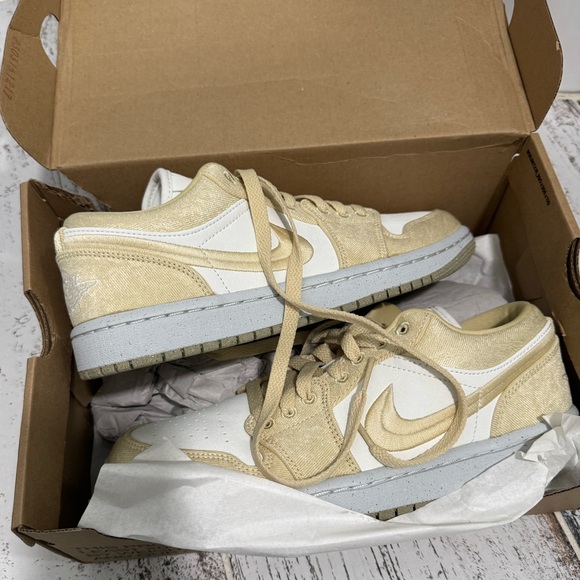 Brand New in box. Air Jordan 1 low women’s SE in Team Gold and Sail - Picture 2 of 6